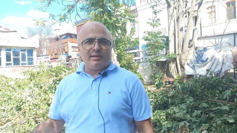 Tarihi Bizans surları otlardan temizleniyor Tarihi Bizans surları otlardan temizleniyor