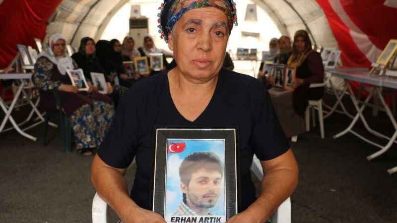 Evlat nöbetindeki anne: “Çocuğumun babası evlat hasretinden vefat etti” Evlat nöbetindeki anne: “Çocuğumun babası evlat hasretinden vefat etti”
