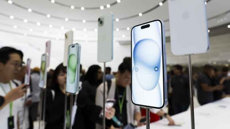 Apple yeni telefon ve akıllı saat modellerini tanıttı Apple yeni telefon ve akıllı saat modellerini tanıttı