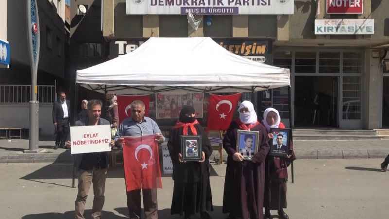Evladı dağa kaçırılan baba: “HDP ile CHP’nin hiçbir farkı yok, ikisi de aynı çizgidedir” Evladı dağa kaçırılan baba: “HDP ile CHP’nin hiçbir farkı yok, ikisi de aynı çizgidedir”