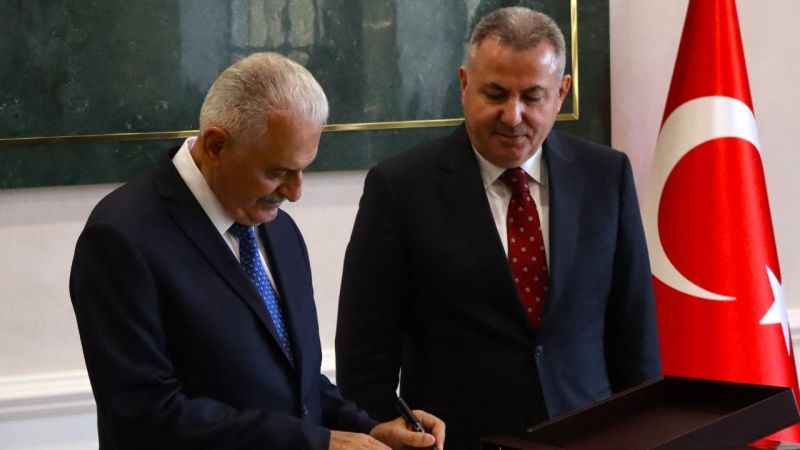 Binali Yıldırım’dan İzmir Valiliğine ziyaret Binali Yıldırım’dan İzmir Valiliğine ziyaret