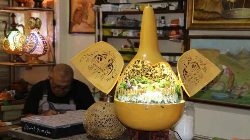 6 yıldır su kabağını sanata dönüştürüyor