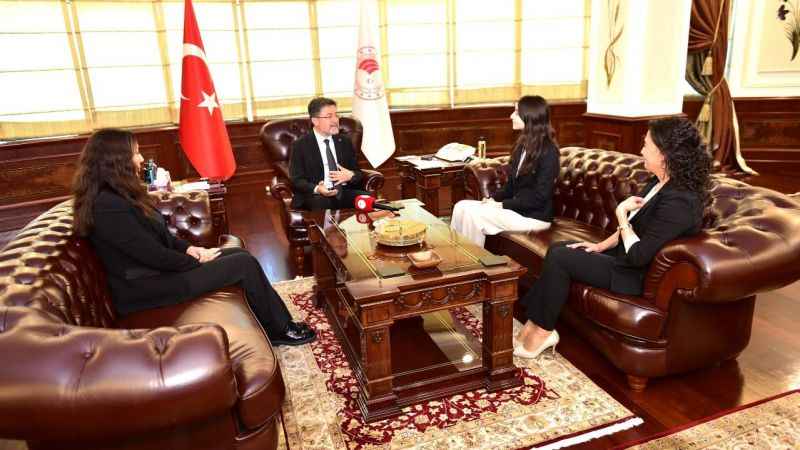 Bakan Yumaklı, İsveç’te su ödülü alan Ayşe Pelin Dedeler ile bir araya geldi Bakan Yumaklı, İsveç’te su ödülü alan Ayşe Pelin Dedeler ile bir araya geldi