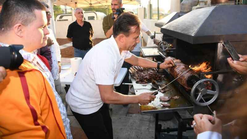 Başkan Yazıcı sözünü tuttu, Tuzla’nın özel çocuklarına cağ kebabı pişirdi