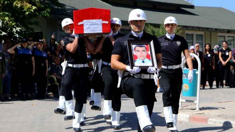 Adana'da kalp krizi geçiren polis memuru Raşit Aydoğan son yolculuğuna uğurlandı