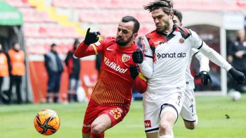 İlhan Parlak futbolu bıraktı