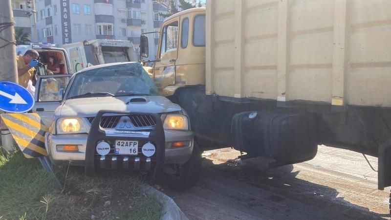 Çöp kamyonu, kamyonetle çarpıştı: 4 ölü, 2 yaralı