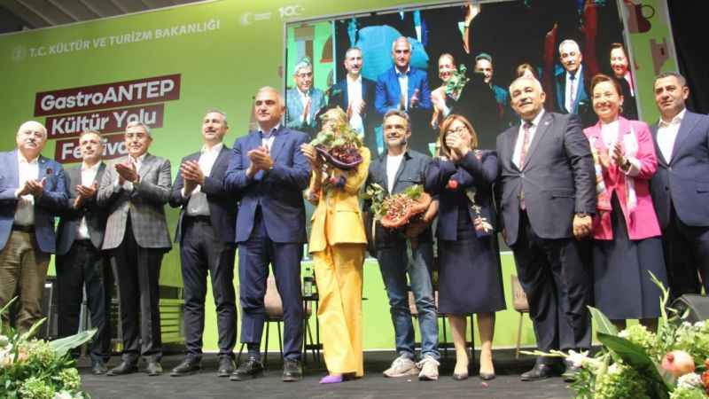 Bakan Ersoy: "Şehirlerimiz gastronomide denizde yüzüp derede boğuluyor" Bakan Ersoy: "Şehirlerimiz gastronomide denizde yüzüp derede boğuluyor"