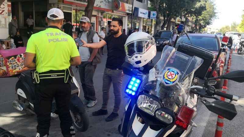Kurallara uymayan motosiklet sürücüsüne 11 bin TL ceza Kurallara uymayan motosiklet sürücüsüne 11 bin TL ceza