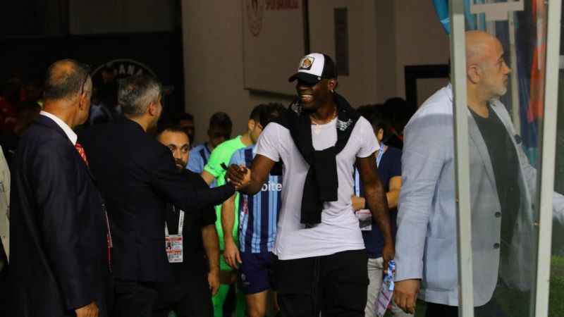 Balotelli maçı tribünden izliyor Balotelli maçı tribünden izliyor