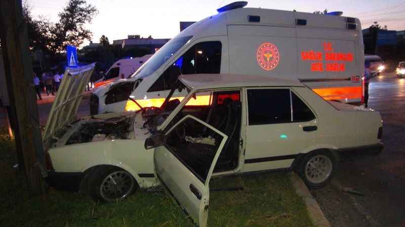 Mersin’de ambulans otomobille çarpıştı: 4 yaralı Mersin’de ambulans otomobille çarpıştı: 4 yaralı