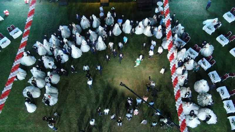 Depremzede 100 çift toplu düğün töreniyle dünya evine girdi Depremzede 100 çift toplu düğün töreniyle dünya evine girdi