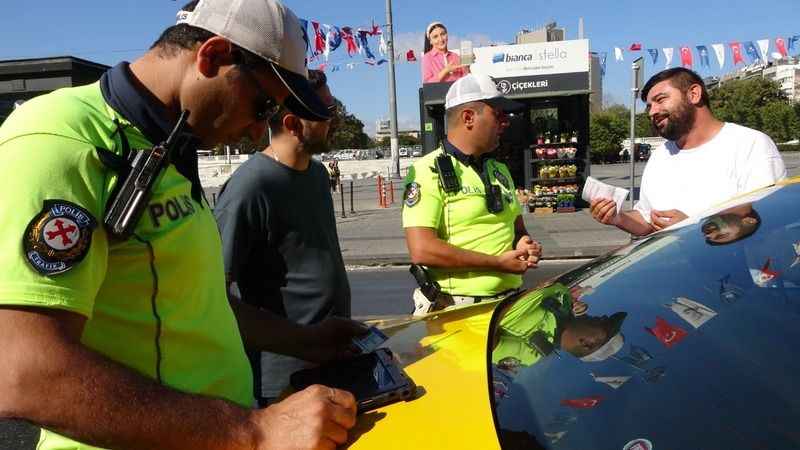 Taksim’de aracı bağlanan taksici, anahtarı polise vermek istemeyince gerginlik yaşandı