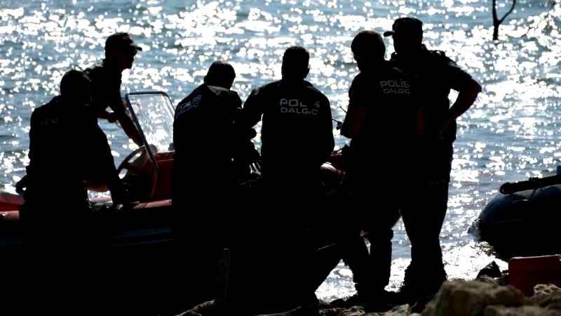 İzmir'de düşen helikopterin enkazını çıkartmak için özel ekip getirildi İzmir'de düşen helikopterin enkazını çıkartmak için özel ekip getirildi