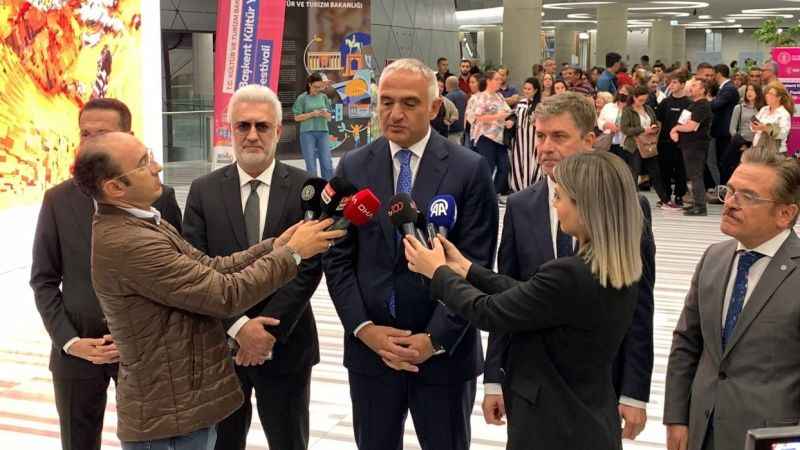 Bakan Ersoy, Tamer Karadağlı ve Tan Sağtürk ile bir araya geldi Bakan Ersoy, Tamer Karadağlı ve Tan Sağtürk ile bir araya geldi