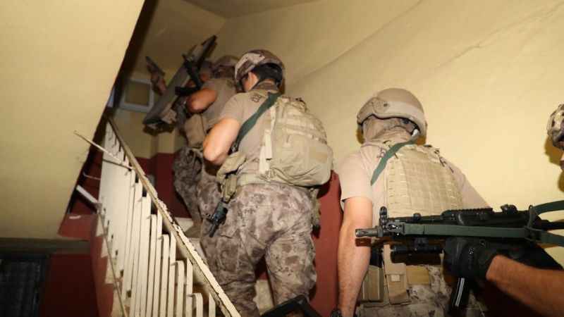 Mersin'de suç örgütü üyelerine operasyon: 17 gözaltı Mersin'de suç örgütü üyelerine operasyon: 17 gözaltı
