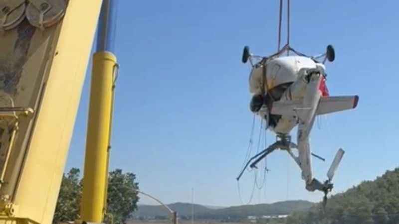 Düşen helikopterin enkazı kıyıya çıkartıldı