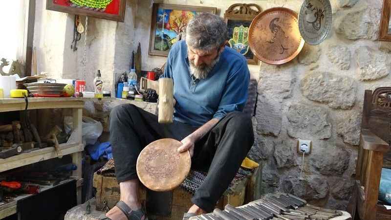 Mardinli bakır ustası 5 yaşından beri elleriyle sanat işliyor Mardinli bakır ustası 5 yaşından beri elleriyle sanat işliyor