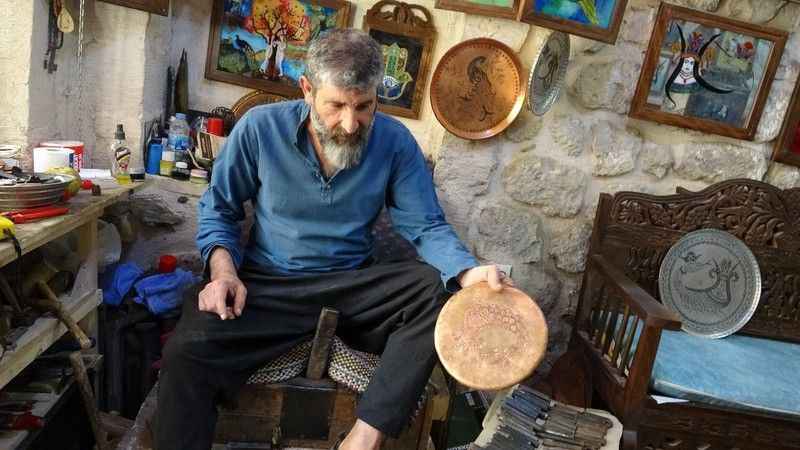 Mardinli bakır ustası 5 yaşından beri elleriyle sanat işliyor Mardinli bakır ustası 5 yaşından beri elleriyle sanat işliyor