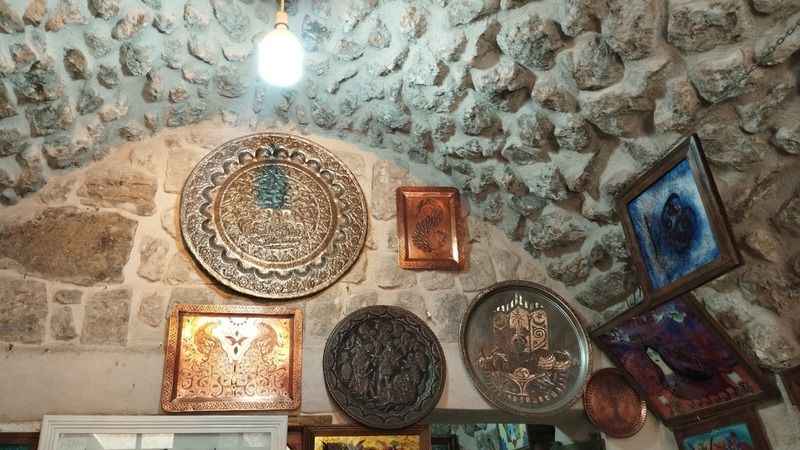Mardinli bakır ustası 5 yaşından beri elleriyle sanat işliyor Mardinli bakır ustası 5 yaşından beri elleriyle sanat işliyor