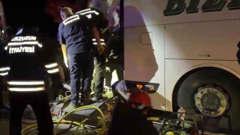 Erzurum'da yolcu otobüsü traktör römorkuna çarptı: 2 ölü, 14 yaralı Erzurum'da yolcu otobüsü traktör römorkuna çarptı: 2 ölü, 14 yaralı