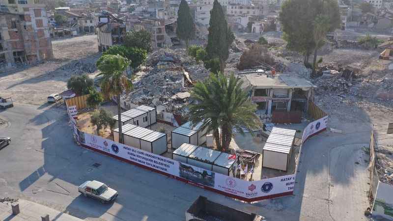 Büyük depremde yıkılan 752 yıllık Ulu Cami'nin enkazı temizleniyor