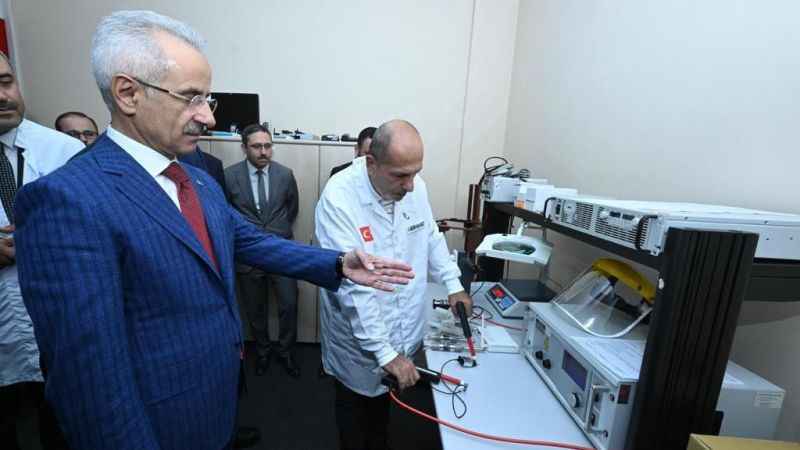 Bakan Uraloğlu Cep Telefonu Test Merkezi'ni inceledi Bakan Uraloğlu Cep Telefonu Test Merkezi'ni inceledi