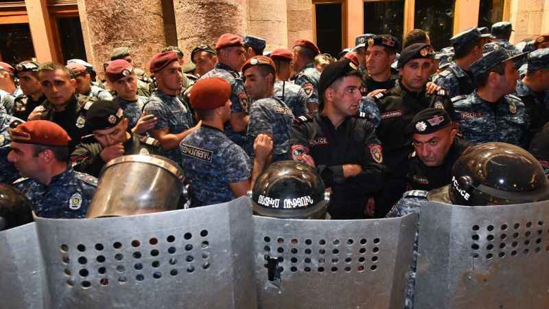 Ermenistan’da polis ile Başbakan Paşinyan karşıtları arasında arbede