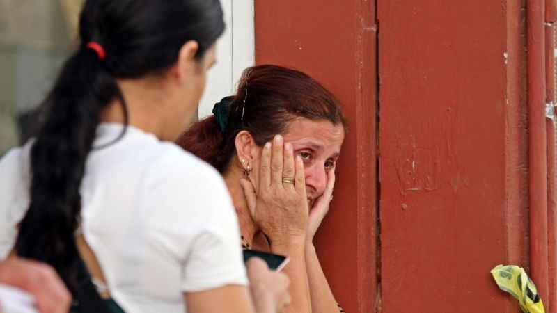 Annesini rehin alan ve bacağından vurulan adam hayatını kaybetti Annesini rehin alan ve bacağından vurulan adam hayatını kaybetti