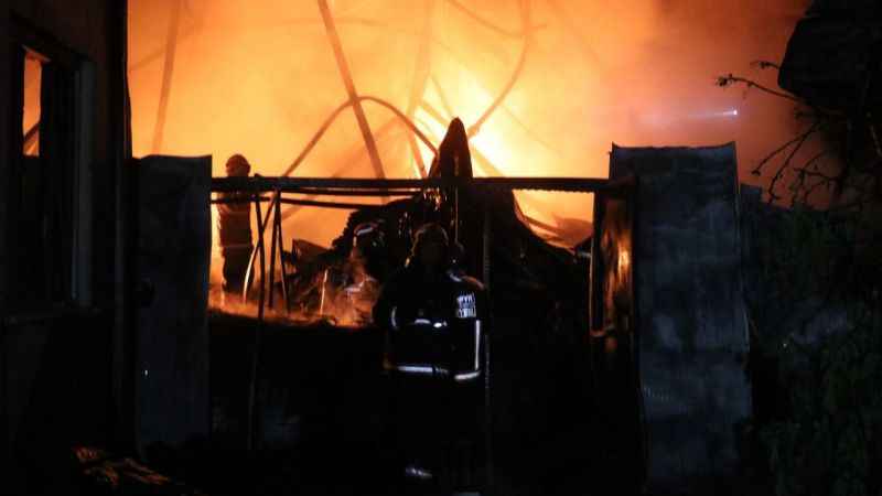 Sakarya'da geceyi aydınlatan yangın, 4 saat sonra kontrol altına alındı