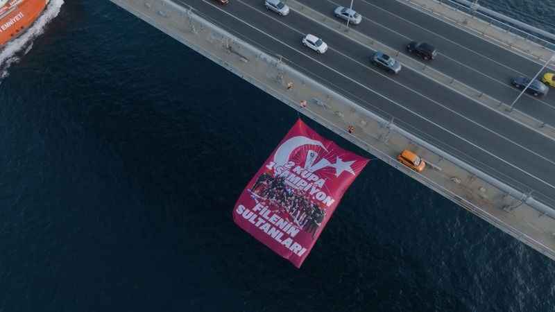 Filenin Sultanları’nın bayrağı, Boğaz’daki köprülere asıldı