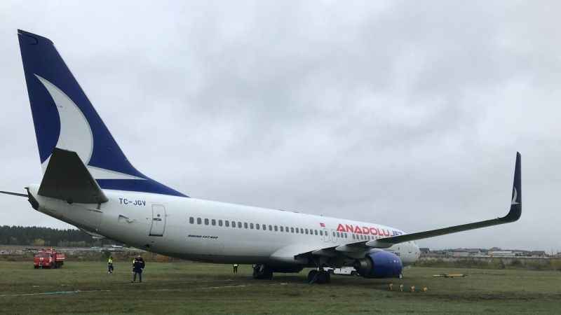Anadolujet uçağı toprak zemine saplandı Anadolujet uçağı toprak zemine saplandı