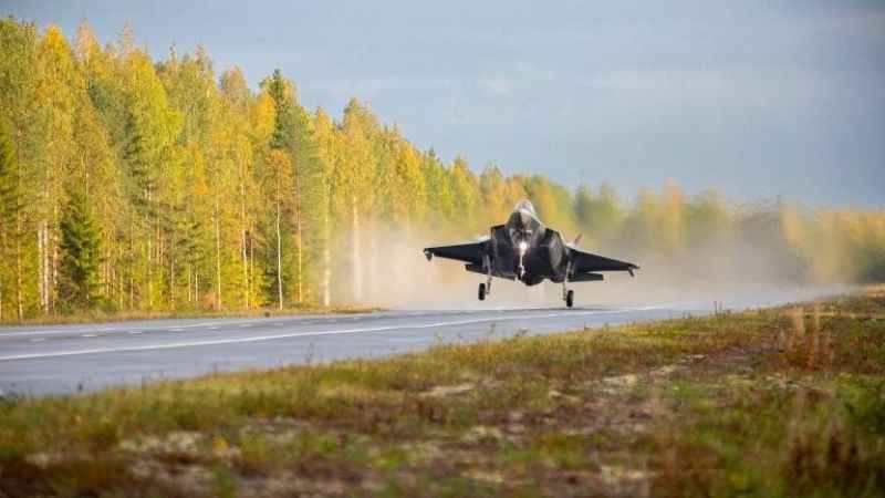 F-35A savaş uçakları ilk kez otoyola iniş yaptı
