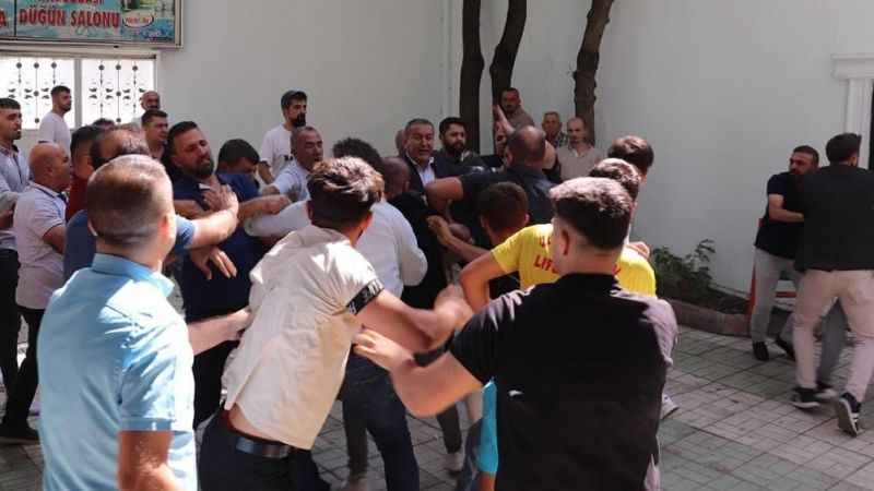 Siirt CHP kongresinde sandalyeler havada uçuştu