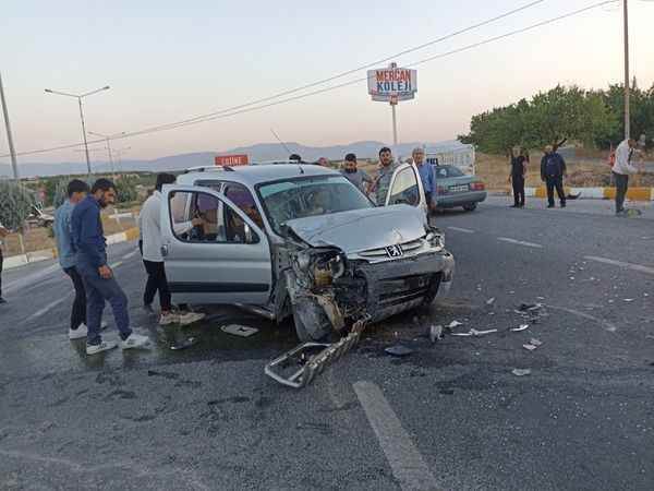 Malatya'da hafif ticari araçla otomobil çarpıştı: 5 yaralı