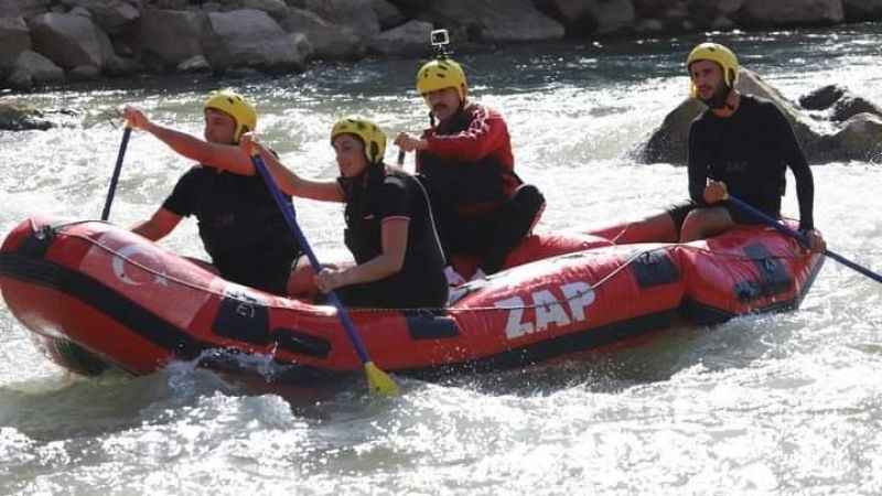 Çukurca’da rafting heyecanı devam ediyor Çukurca’da rafting heyecanı devam ediyor