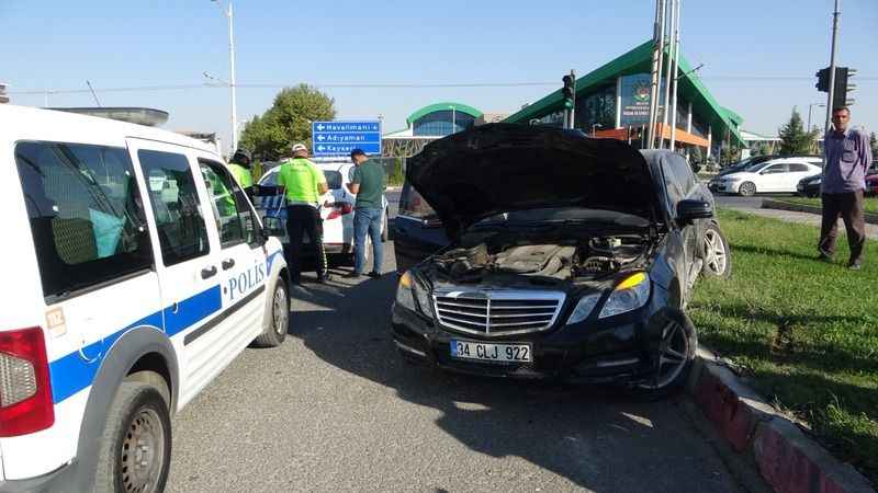 Otomobilin çarptığı araç refüje savruldu: 1 yaralı Otomobilin çarptığı araç refüje savruldu: 1 yaralı