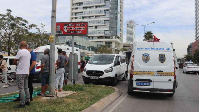 İzmir'de adliye önünde silahlı çatışma: 1 ölü, 3 yaralı İzmir'de adliye önünde silahlı çatışma: 1 ölü, 3 yaralı