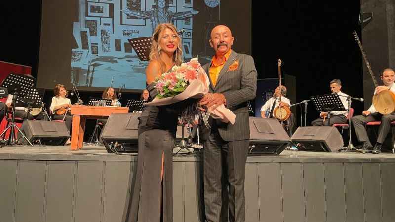 Sanat Güneşi, şarkılarıyla anıldı