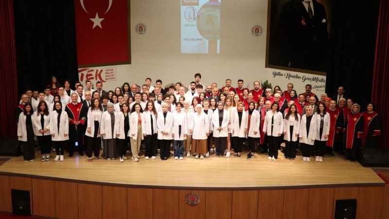 Amasya Üniversitesi Tıp Fakültesi’nde 70 öğrenci beyaz önlük giydi Amasya Üniversitesi Tıp Fakültesi’nde 70 öğrenci beyaz önlük giydi