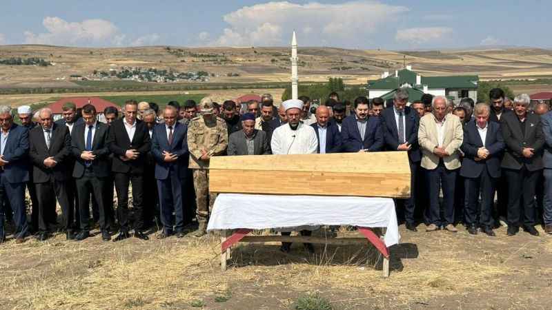 Eski Ağrı Belediye Başkanı Sayan’ın annesi son yolculuğuna uğurlandı