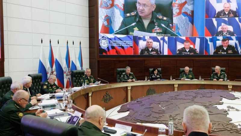 Ukrayna’nın öldürdüğünü iddia ettiği Rus komutan, Rusya Savunma Bakanlığı toplantısında görüntülendi