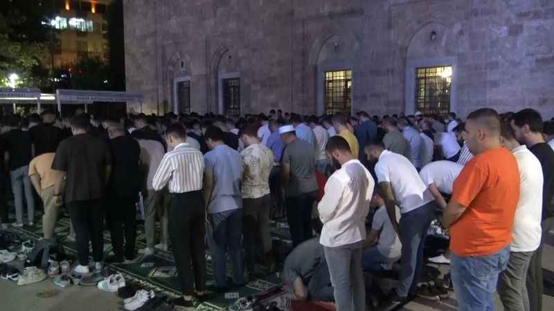 Mevlit Kandili'nde Ulu Cami doldu taştı