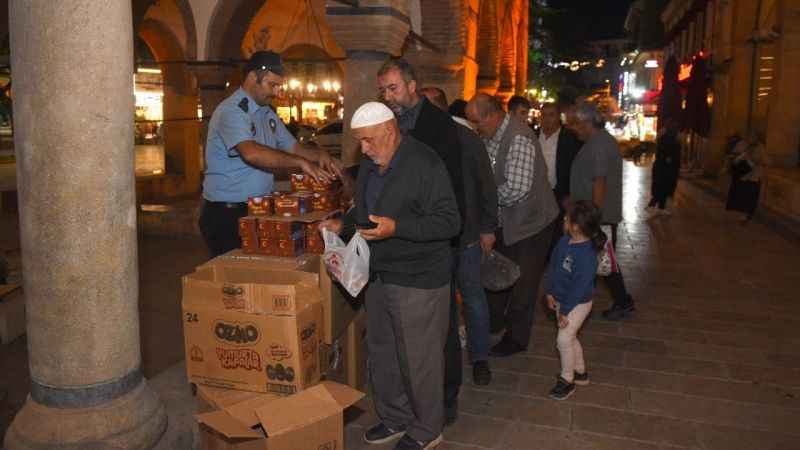 Kastamonu Belediyesi’nden vatandaşlara ‘kandil simidi’ ikramı
