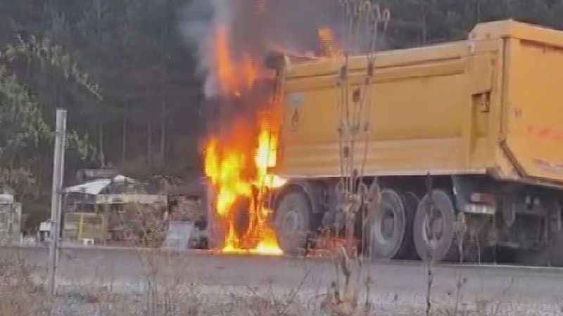Kastamonu’da hafriyat kamyonu alev alev yandı