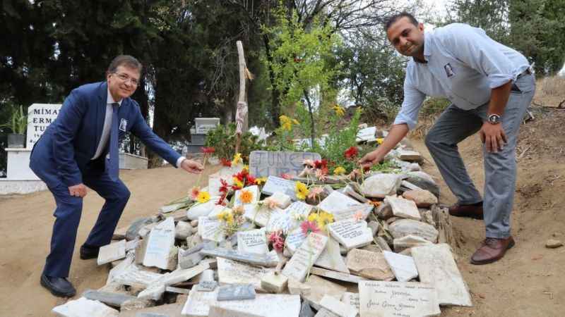 Sanatçı Tuncel Kurtiz, vefatının 10. yılında kabri başında anıldı Sanatçı Tuncel Kurtiz, vefatının 10. yılında kabri başında anıldı