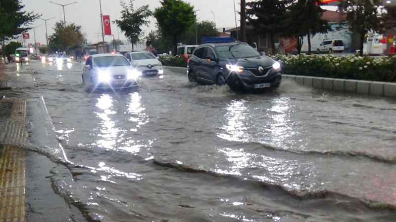 Bozüyük’te gök gürültülü sağanak yağış hayatı olumsuz etkiledi Bozüyük’te gök gürültülü sağanak yağış hayatı olumsuz etkiledi