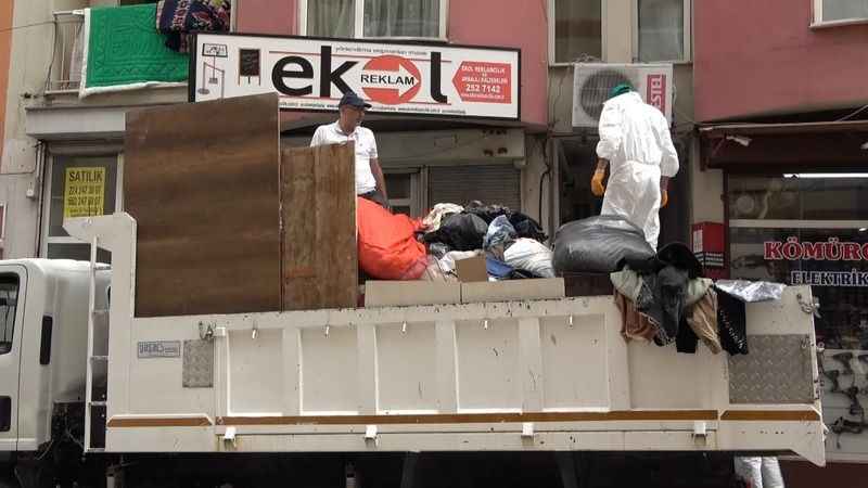 Sokak sokak çöp topladı, babasının evinde biriktirdi Sokak sokak çöp topladı, babasının evinde biriktirdi