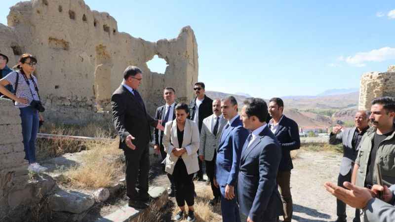 Kartal yuvası görünümlü Hoşap Kalesi turizme açılıyor