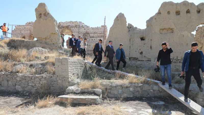 Kartal yuvası görünümlü Hoşap Kalesi turizme açılıyor
